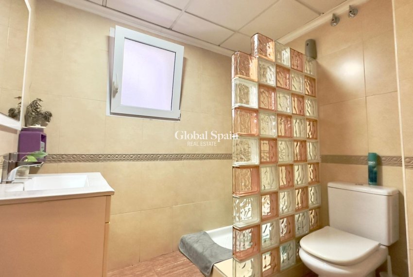 Wederverkoop - APPARTEMENT -
TORREVIEJA - Torrevieja