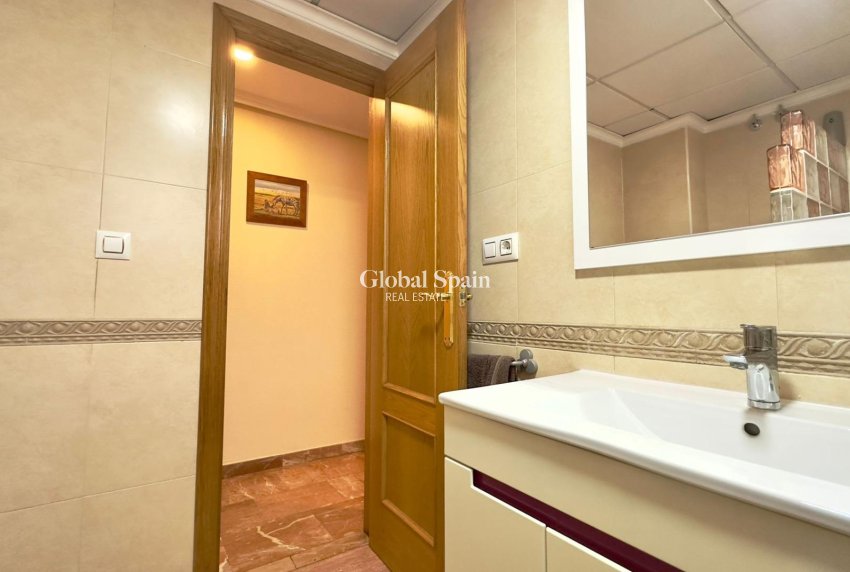 Wederverkoop - APPARTEMENT -
TORREVIEJA - Torrevieja