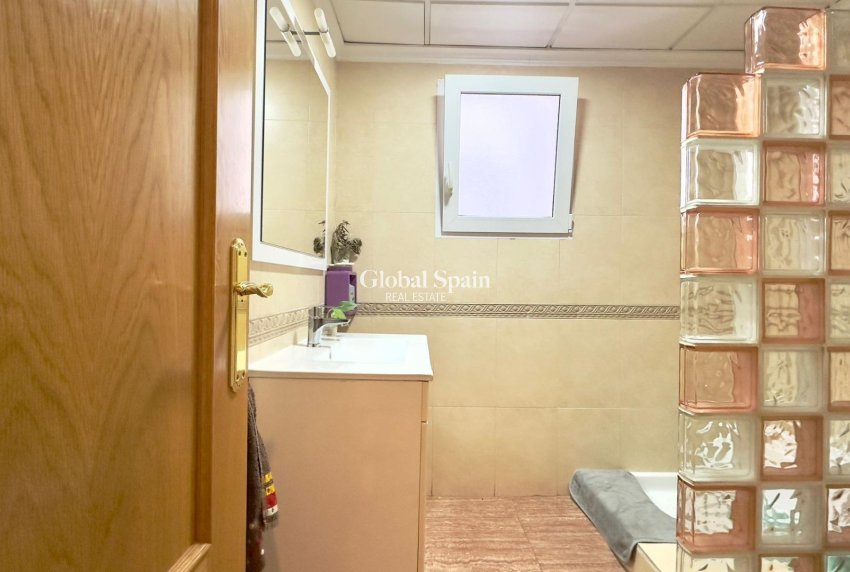 Wederverkoop - APPARTEMENT -
TORREVIEJA - Torrevieja