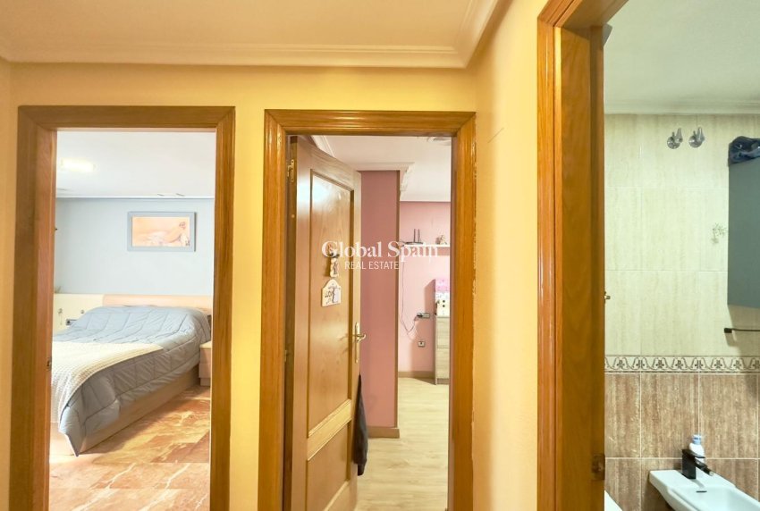 Wederverkoop - APPARTEMENT -
TORREVIEJA - Torrevieja