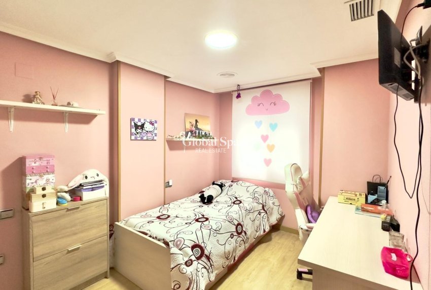 Wederverkoop - APPARTEMENT -
TORREVIEJA - Torrevieja