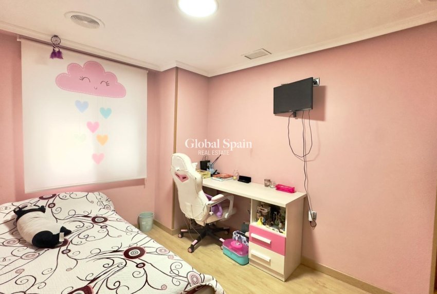 Wederverkoop - APPARTEMENT -
TORREVIEJA - Torrevieja