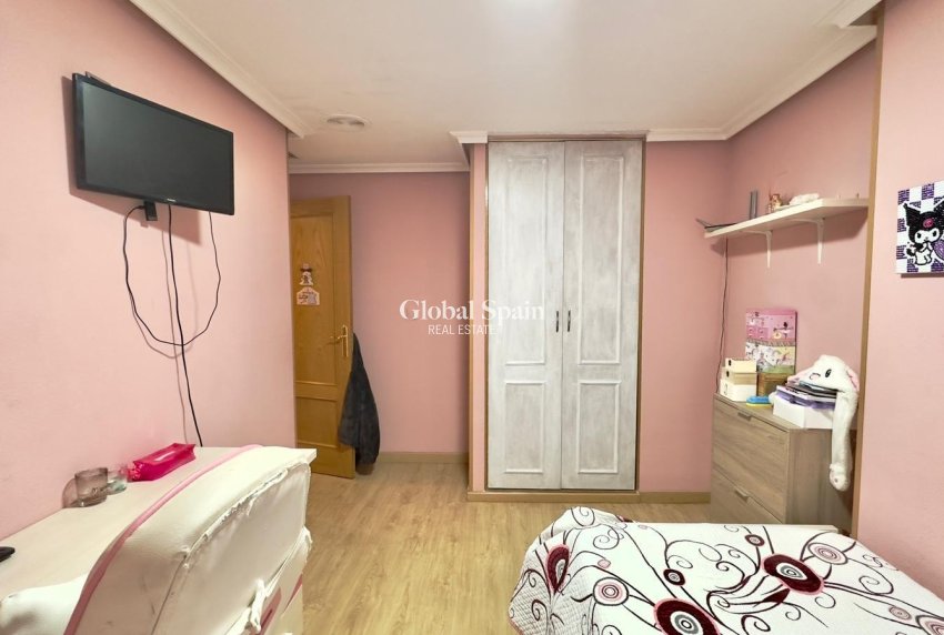 Wederverkoop - APPARTEMENT -
TORREVIEJA - Torrevieja