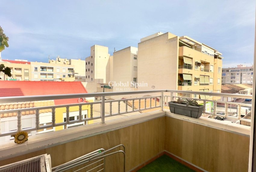 Wederverkoop - APPARTEMENT -
TORREVIEJA - Torrevieja