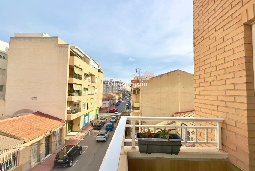 Wederverkoop - APPARTEMENT -
TORREVIEJA - Torrevieja