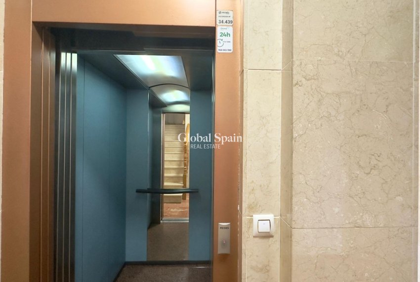 Wederverkoop - APPARTEMENT -
TORREVIEJA - Torrevieja