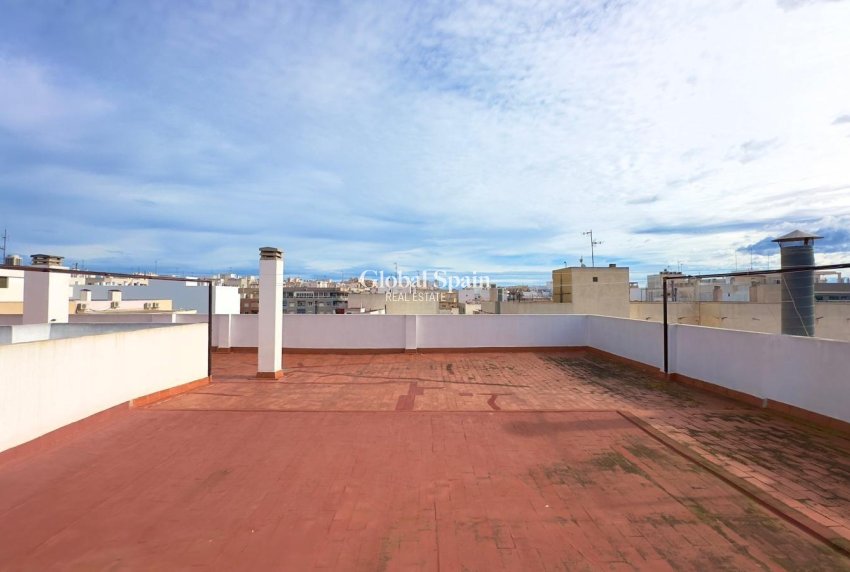 Wederverkoop - APPARTEMENT -
TORREVIEJA - Torrevieja