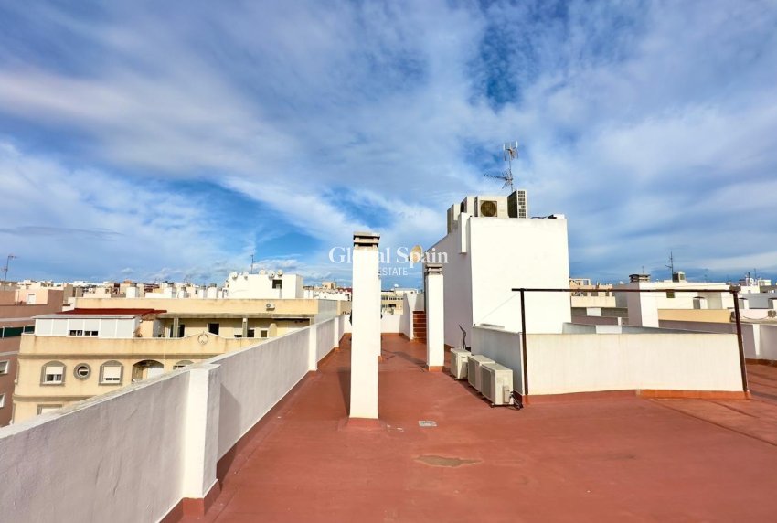 Wederverkoop - APPARTEMENT -
TORREVIEJA - Torrevieja