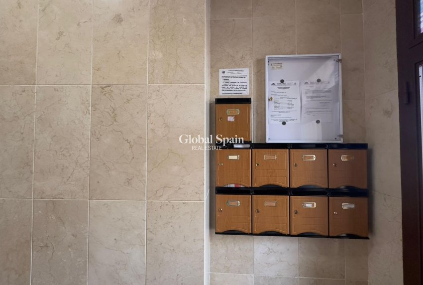 Wederverkoop - APPARTEMENT -
TORREVIEJA - Torrevieja