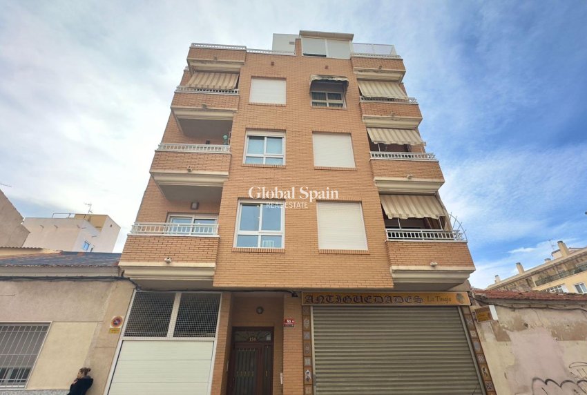Wederverkoop - APPARTEMENT -
TORREVIEJA - Torrevieja