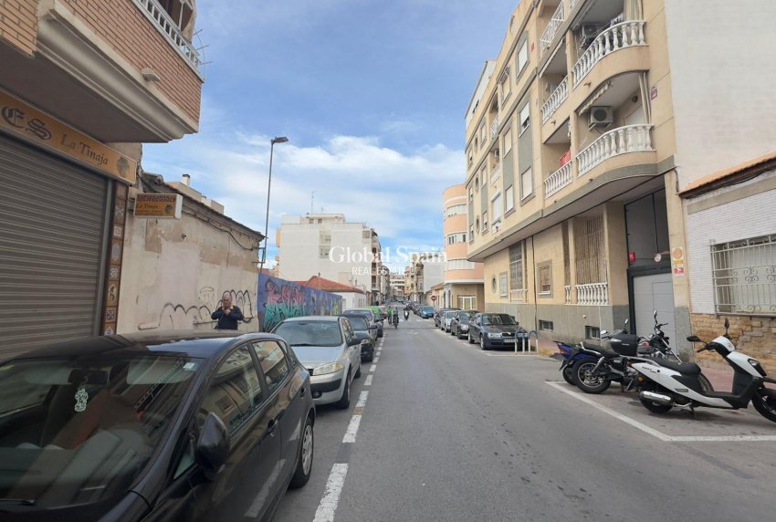 Wederverkoop - APPARTEMENT -
TORREVIEJA - Torrevieja