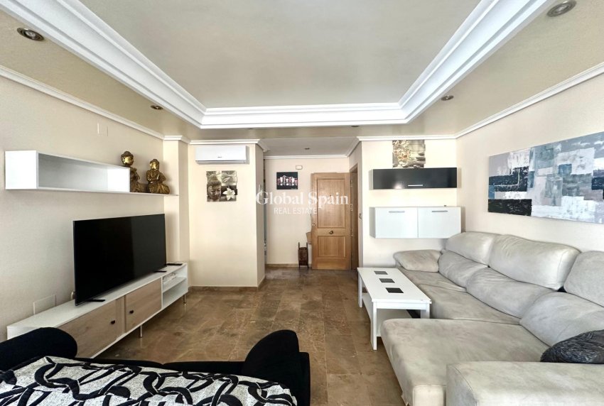 Wederverkoop - APPARTEMENT -
TORREVIEJA - Torrevieja