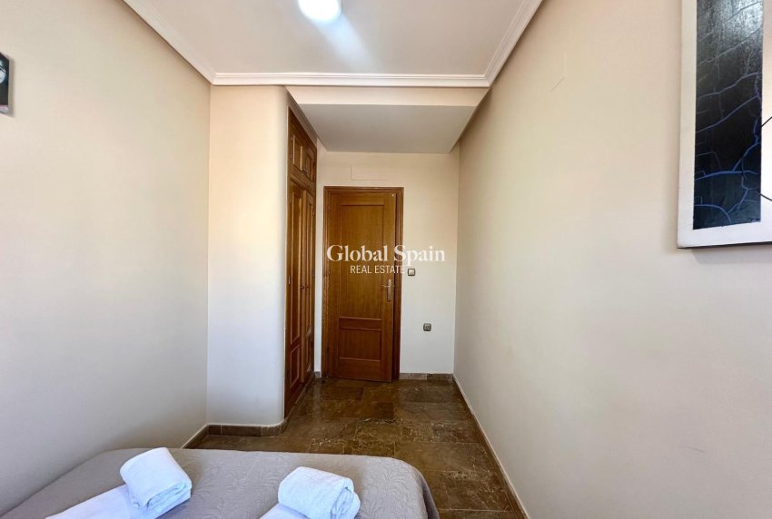 Wederverkoop - APPARTEMENT -
TORREVIEJA - Torrevieja