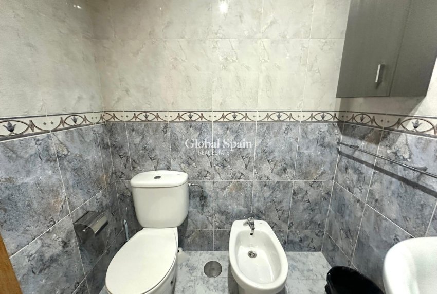 Wederverkoop - APPARTEMENT -
TORREVIEJA - Torrevieja