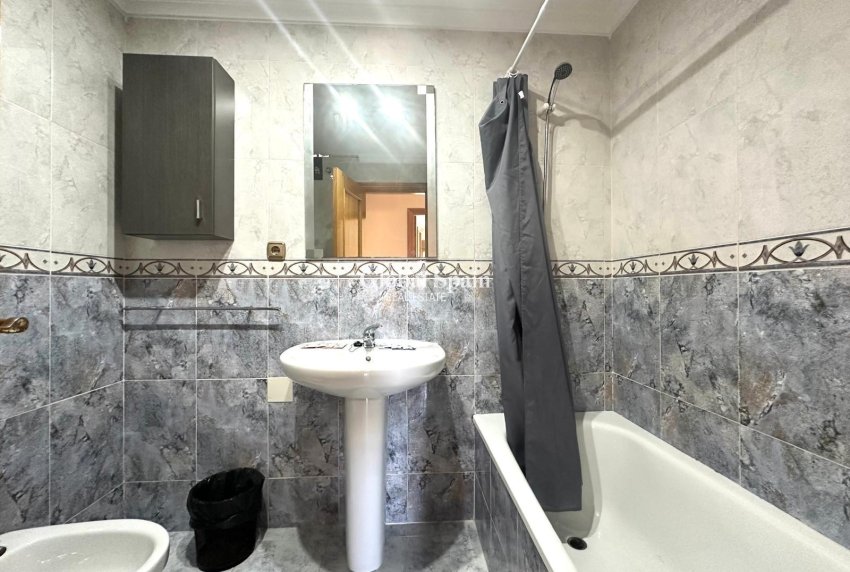 Wederverkoop - APPARTEMENT -
TORREVIEJA - Torrevieja