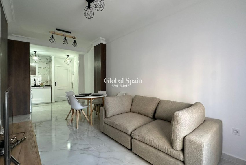 Wederverkoop - APPARTEMENT -
TORREVIEJA - Torrevieja