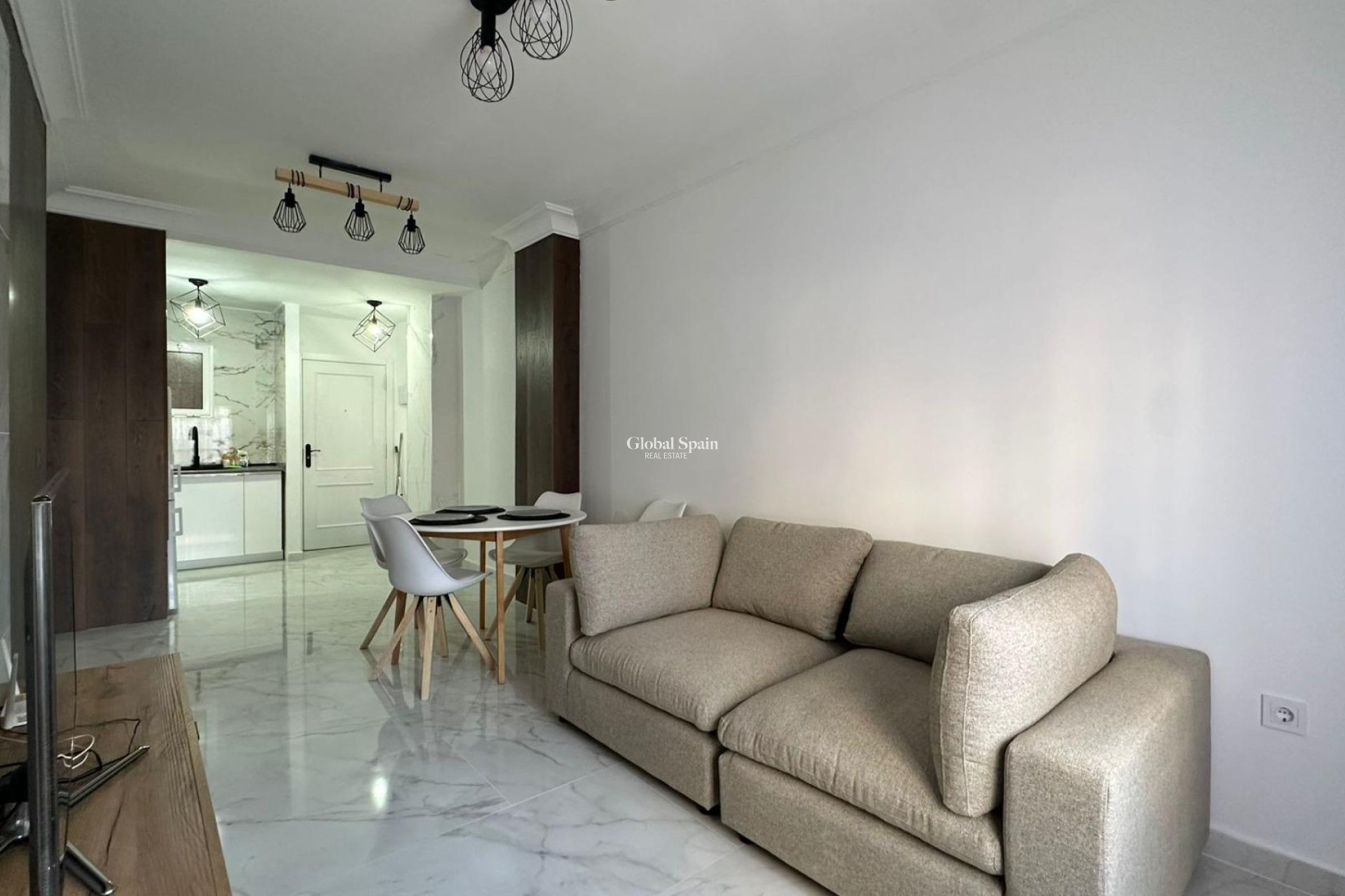 Wederverkoop - APPARTEMENT -
TORREVIEJA - Torrevieja