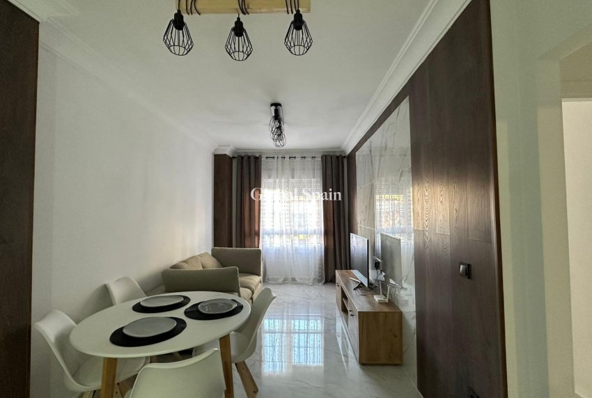 Wederverkoop - APPARTEMENT -
TORREVIEJA - Torrevieja