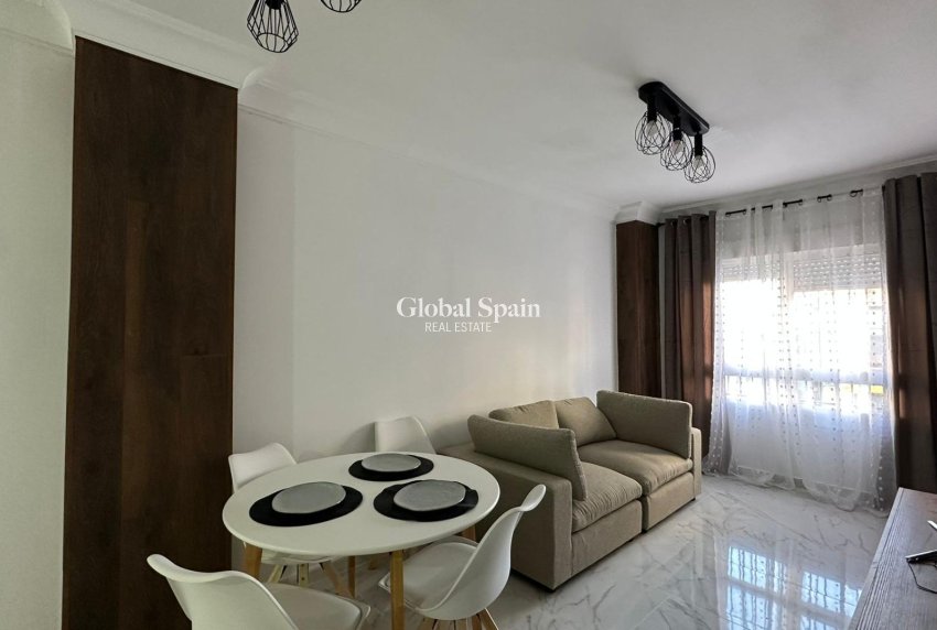 Wederverkoop - APPARTEMENT -
TORREVIEJA - Torrevieja