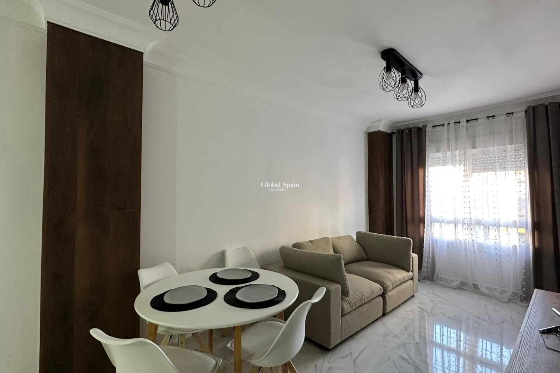 Wederverkoop - APPARTEMENT -
TORREVIEJA - Torrevieja