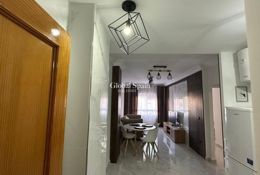 Wederverkoop - APPARTEMENT -
TORREVIEJA - Torrevieja