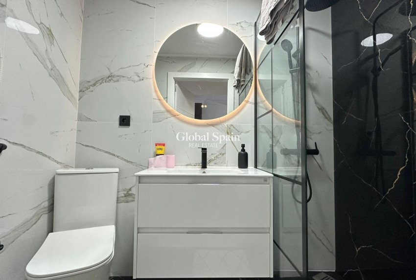 Wederverkoop - APPARTEMENT -
TORREVIEJA - Torrevieja