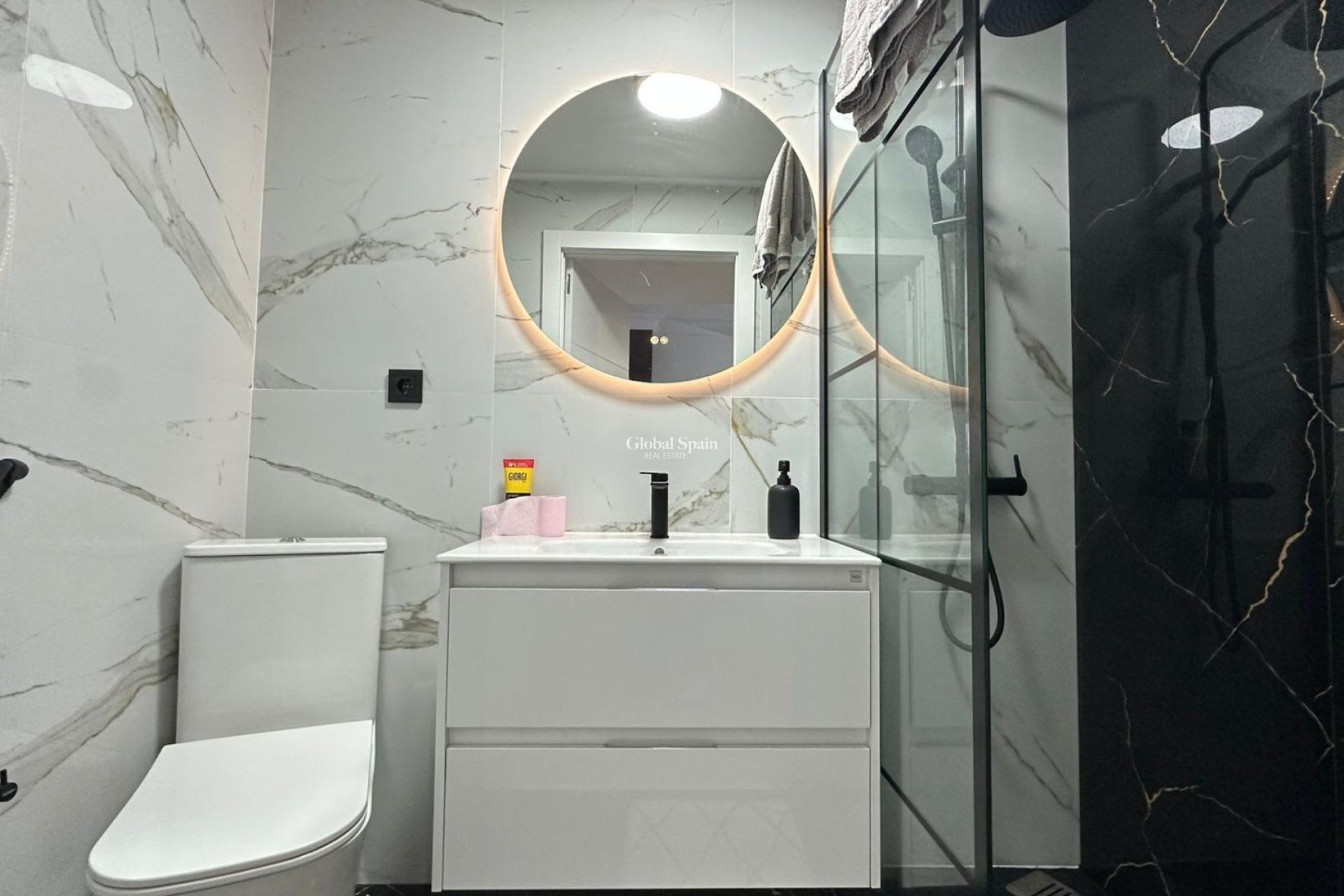 Wederverkoop - APPARTEMENT -
TORREVIEJA - Torrevieja