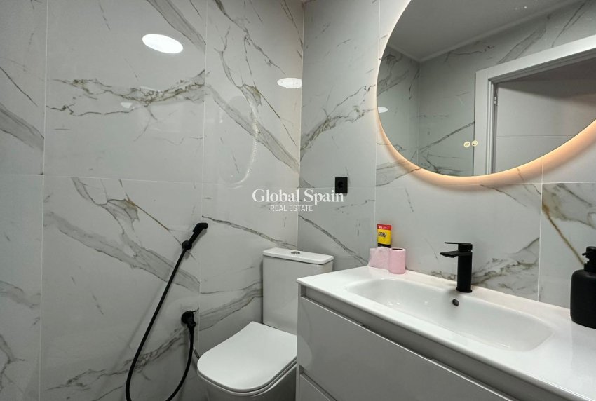 Wederverkoop - APPARTEMENT -
TORREVIEJA - Torrevieja