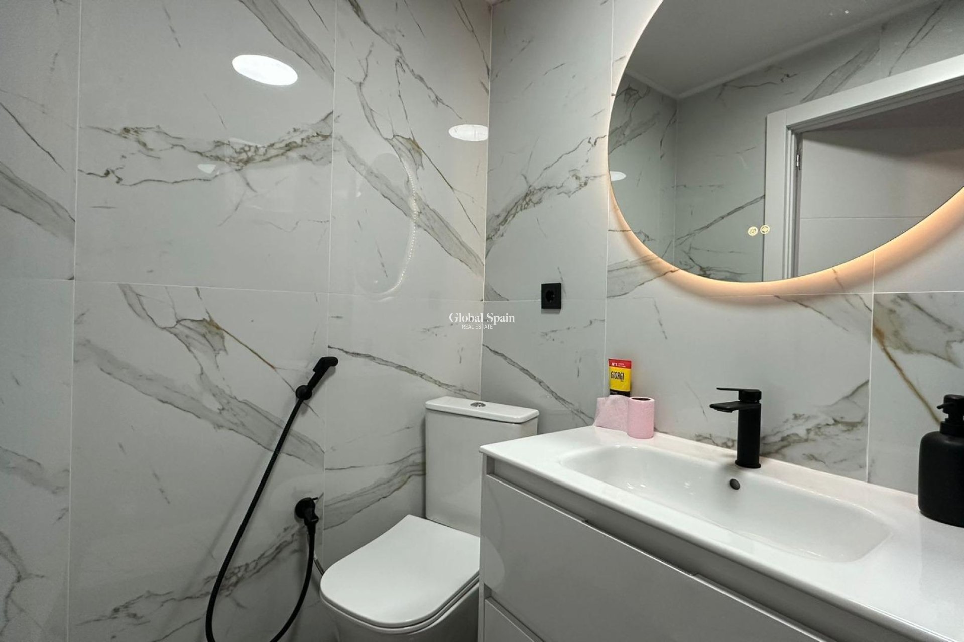 Wederverkoop - APPARTEMENT -
TORREVIEJA - Torrevieja
