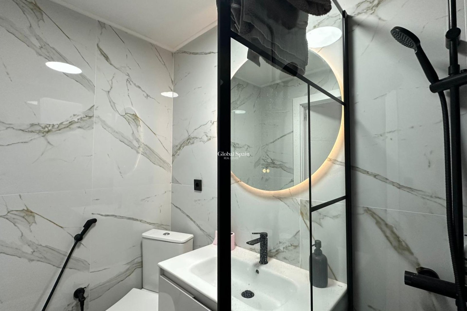 Wederverkoop - APPARTEMENT -
TORREVIEJA - Torrevieja