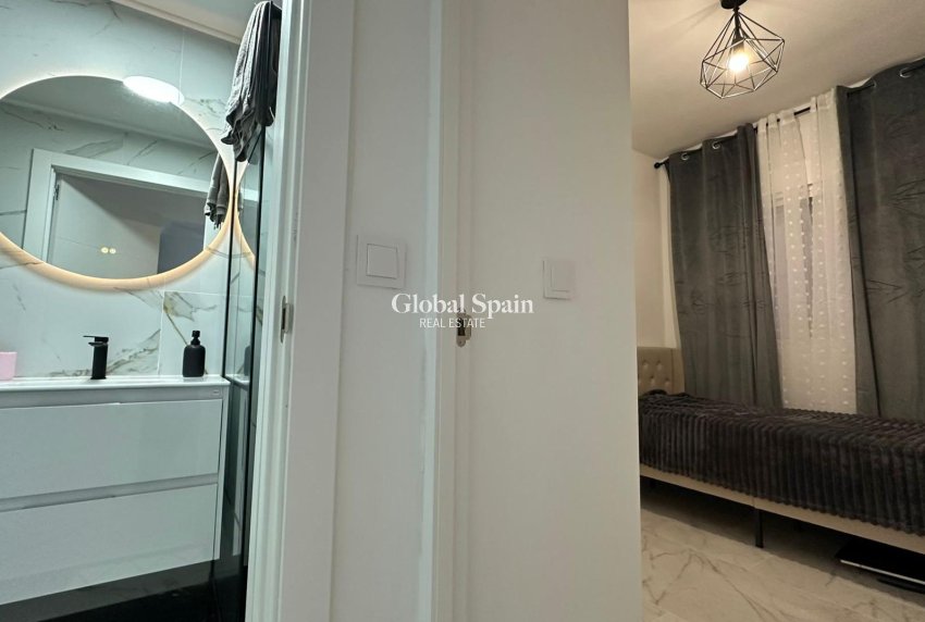 Wederverkoop - APPARTEMENT -
TORREVIEJA - Torrevieja