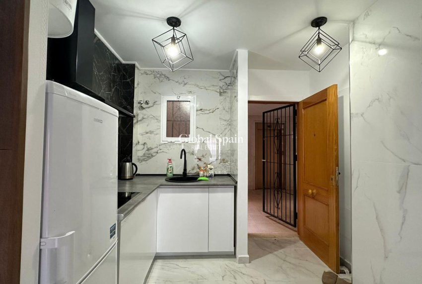 Wederverkoop - APPARTEMENT -
TORREVIEJA - Torrevieja
