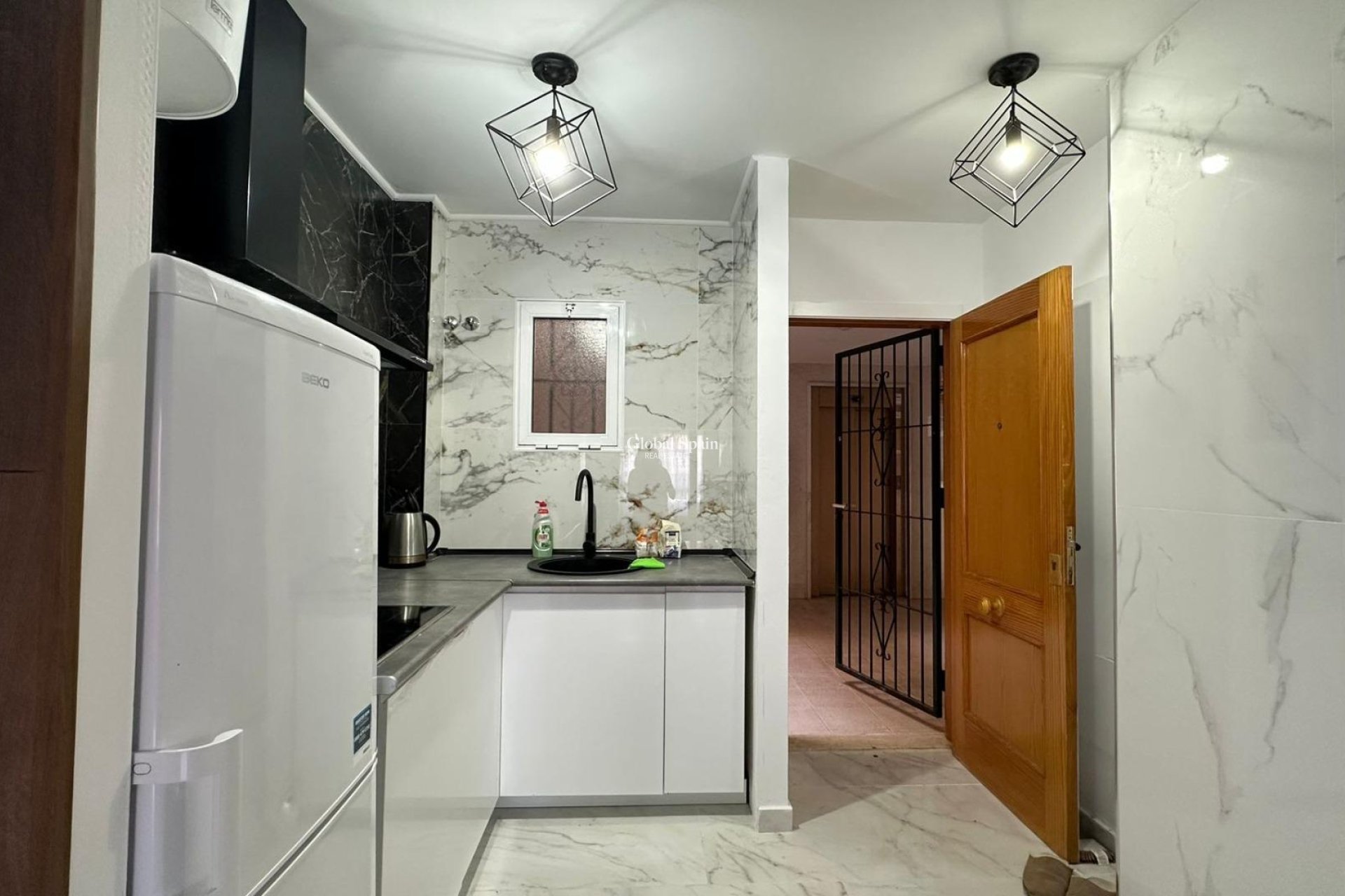 Wederverkoop - APPARTEMENT -
TORREVIEJA - Torrevieja