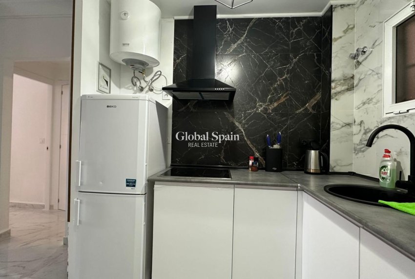 Wederverkoop - APPARTEMENT -
TORREVIEJA - Torrevieja