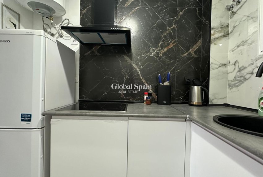 Wederverkoop - APPARTEMENT -
TORREVIEJA - Torrevieja