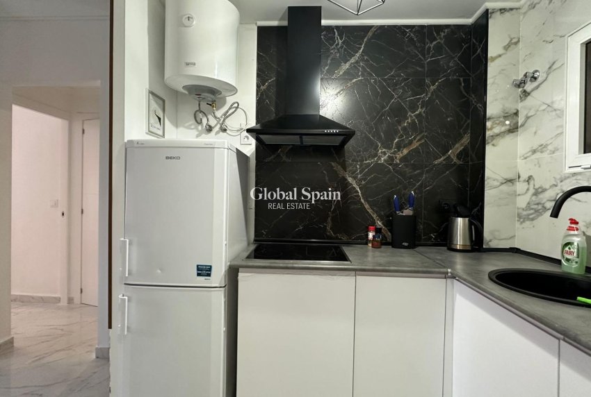 Wederverkoop - APPARTEMENT -
TORREVIEJA - Torrevieja