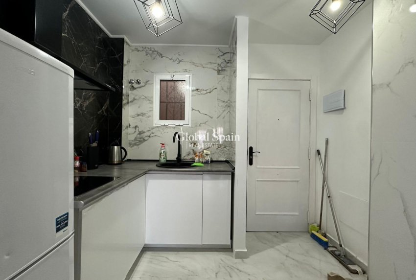 Wederverkoop - APPARTEMENT -
TORREVIEJA - Torrevieja