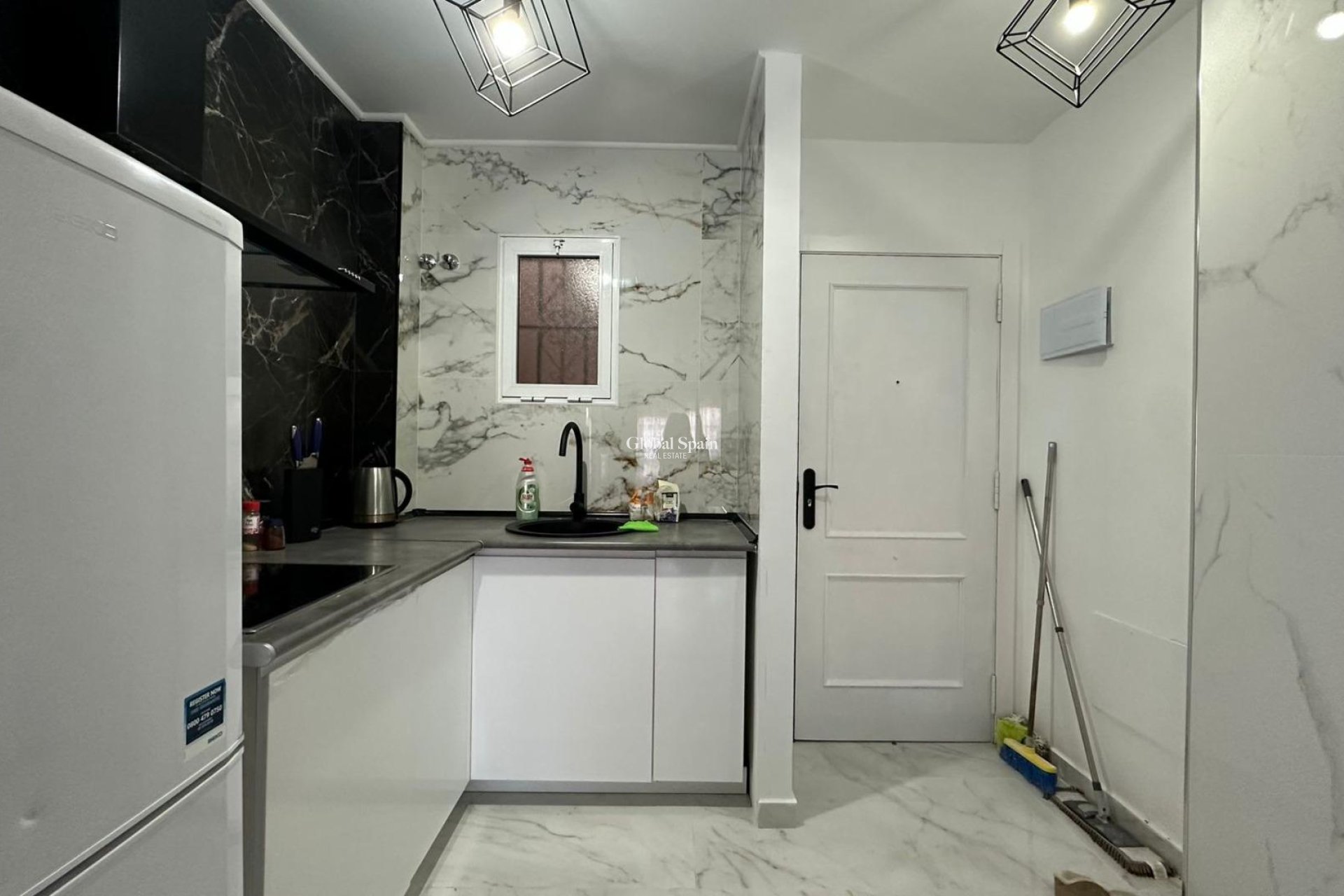Wederverkoop - APPARTEMENT -
TORREVIEJA - Torrevieja