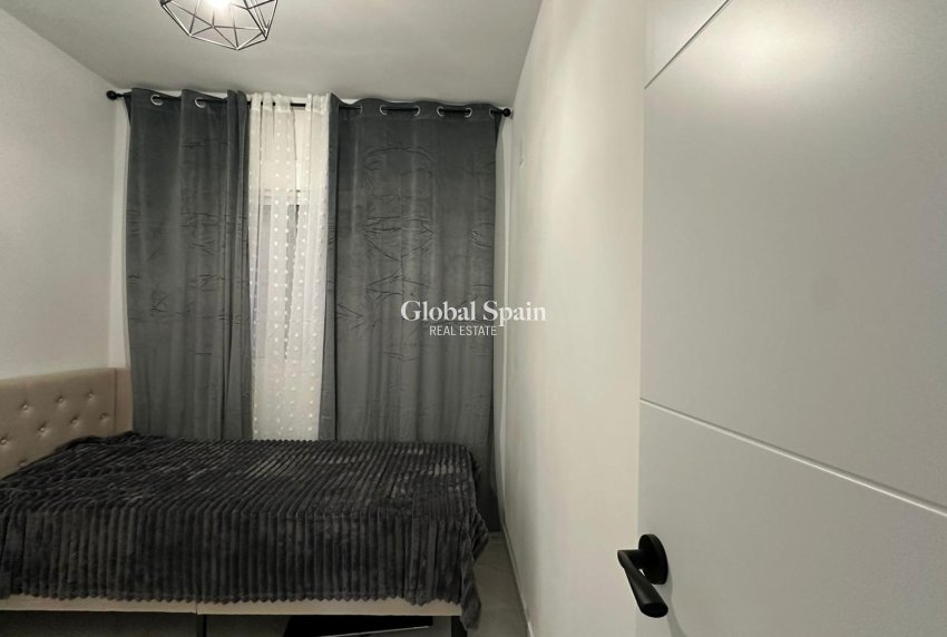 Wederverkoop - APPARTEMENT -
TORREVIEJA - Torrevieja