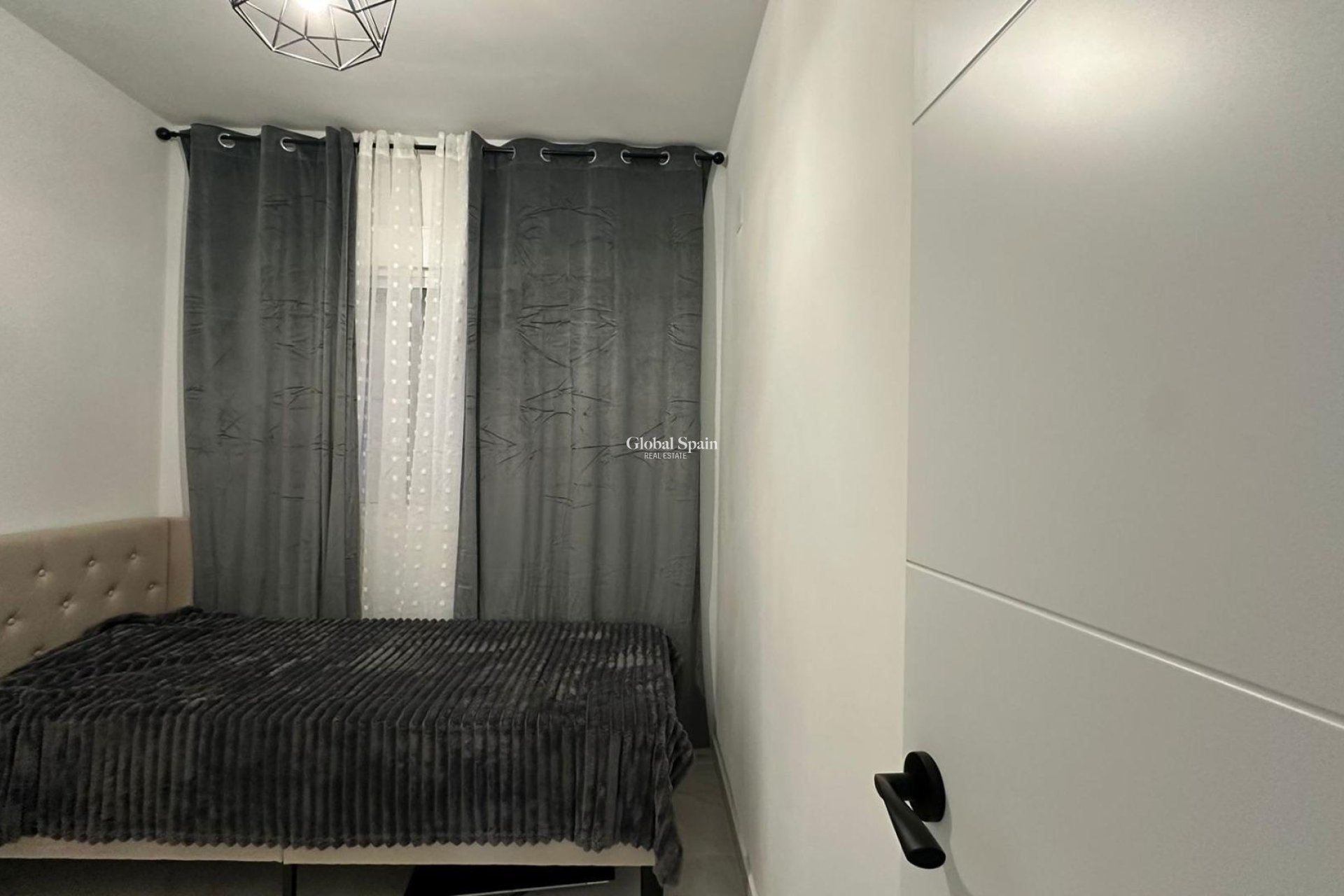 Wederverkoop - APPARTEMENT -
TORREVIEJA - Torrevieja