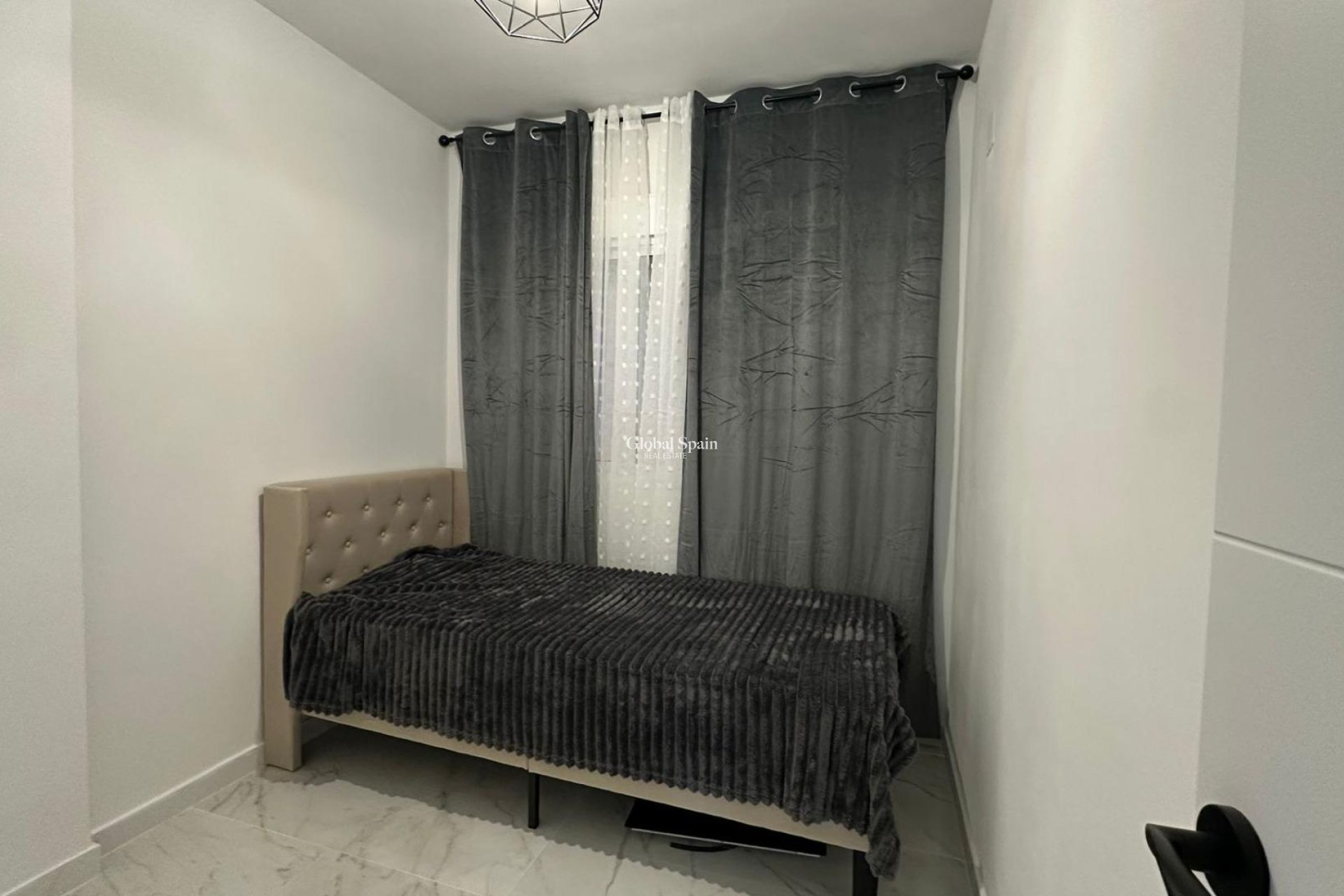 Wederverkoop - APPARTEMENT -
TORREVIEJA - Torrevieja