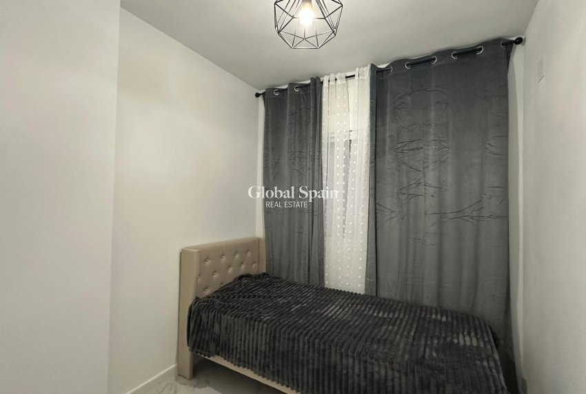Wederverkoop - APPARTEMENT -
TORREVIEJA - Torrevieja