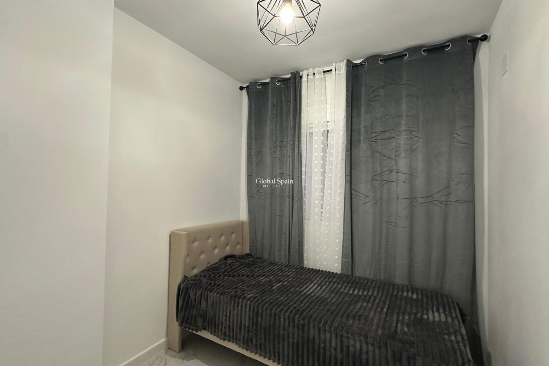 Wederverkoop - APPARTEMENT -
TORREVIEJA - Torrevieja