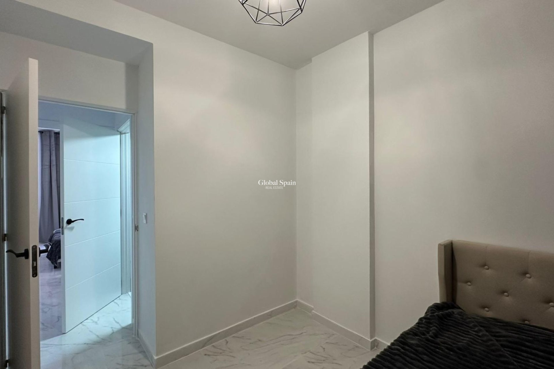Wederverkoop - APPARTEMENT -
TORREVIEJA - Torrevieja