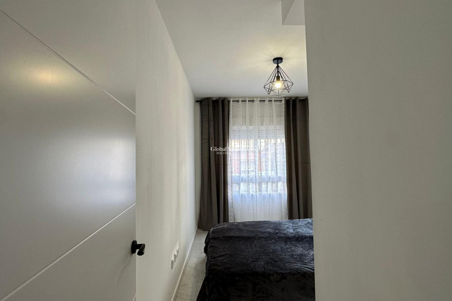 Wederverkoop - APPARTEMENT -
TORREVIEJA - Torrevieja