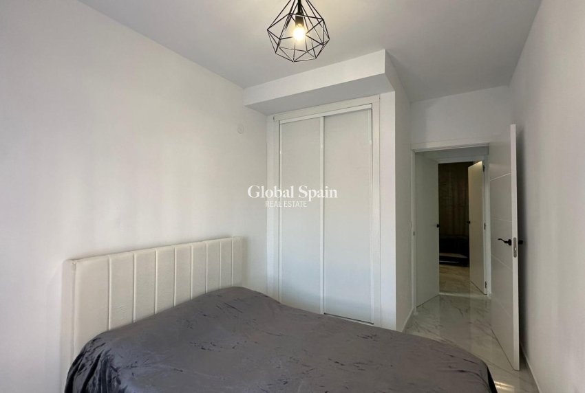 Wederverkoop - APPARTEMENT -
TORREVIEJA - Torrevieja