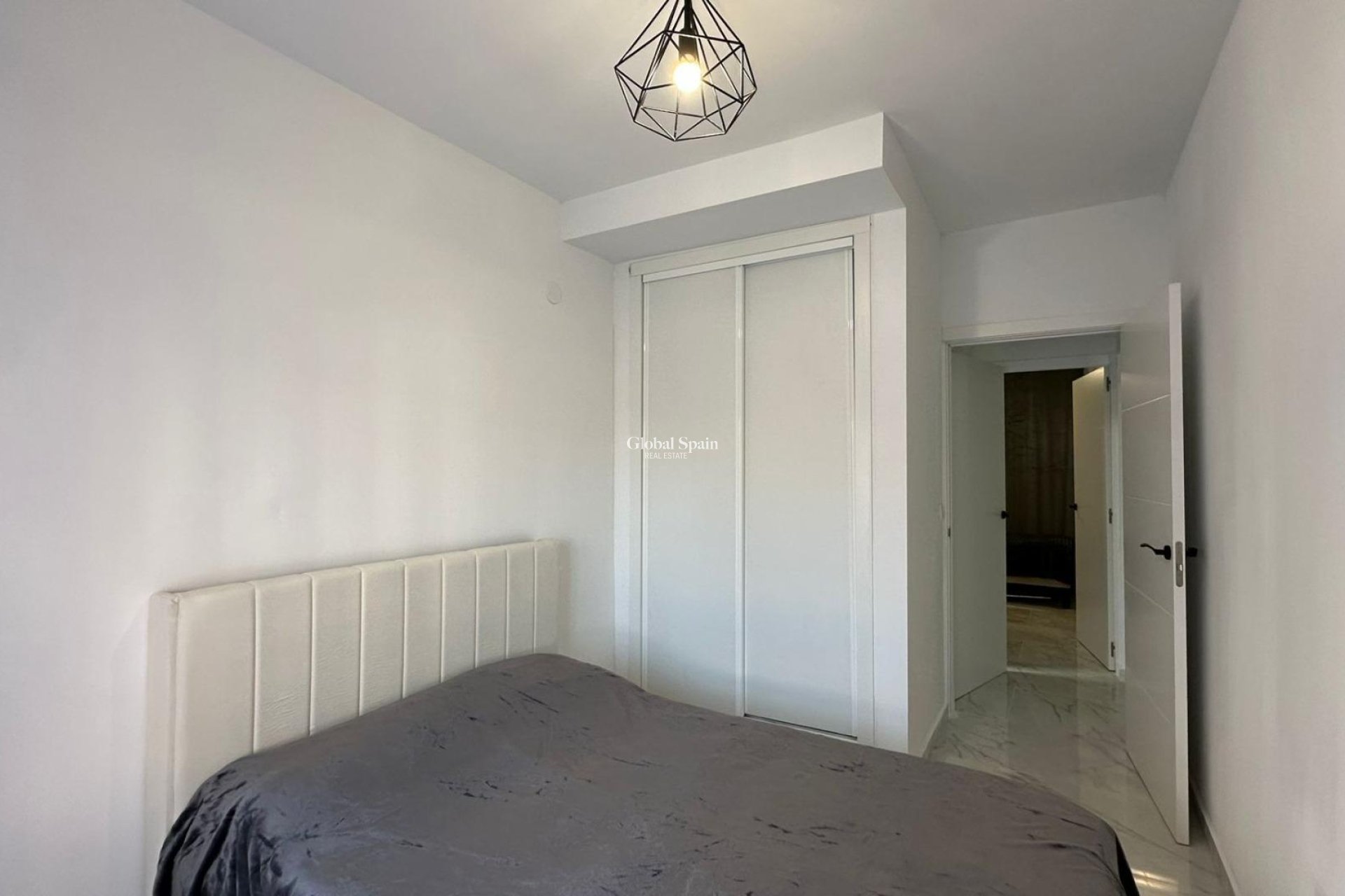 Wederverkoop - APPARTEMENT -
TORREVIEJA - Torrevieja