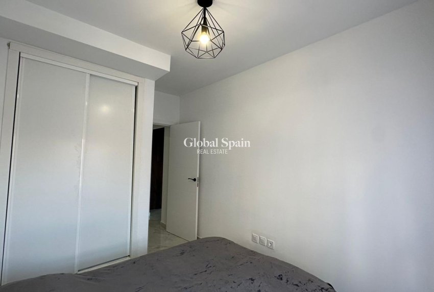 Wederverkoop - APPARTEMENT -
TORREVIEJA - Torrevieja