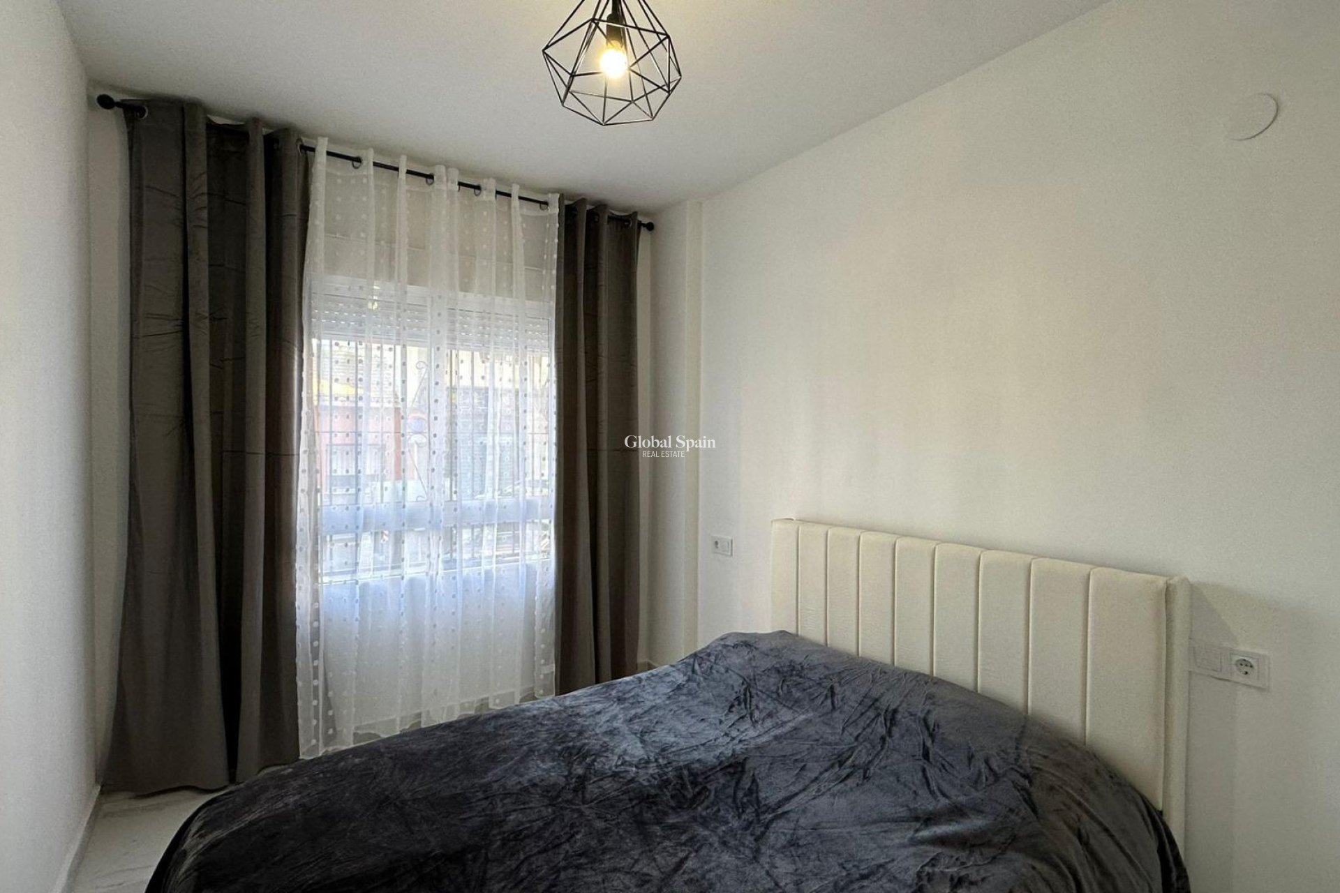 Wederverkoop - APPARTEMENT -
TORREVIEJA - Torrevieja