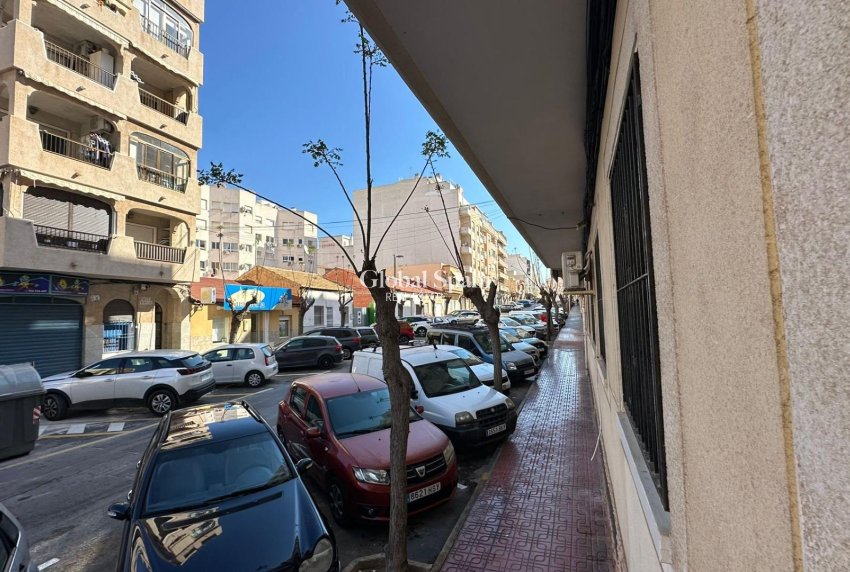 Wederverkoop - APPARTEMENT -
TORREVIEJA - Torrevieja